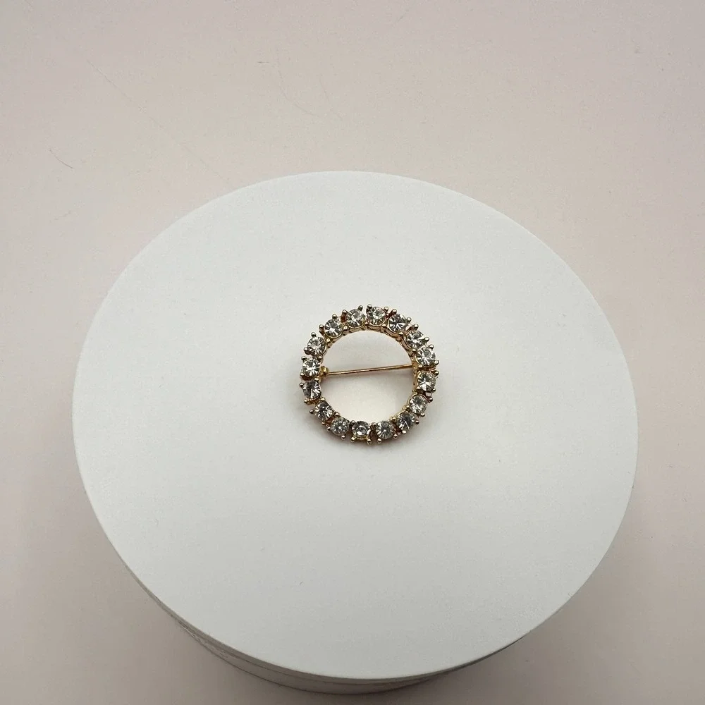 Vintage 90s Gold Tone Wreath Brooch Pin with Clear Rhinestones
